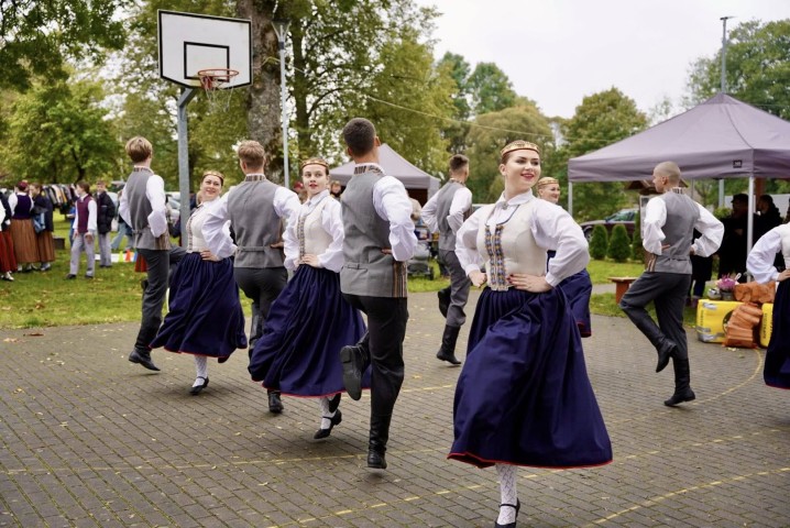 Jauniešu deju kolektīvs "Blīdene"